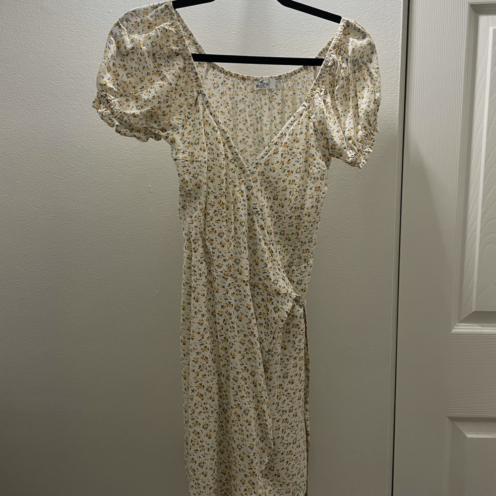 Hollister white and yellow floral wrap midi dress in M